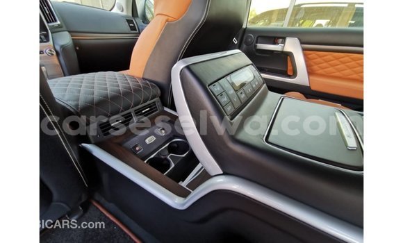 Acheter Import Voiture Toyota Land Cruiser Noir à Import - Dubai, East Mahé Acheter Import Voiture Toyota Land Cruiser Noir à Import - Dubai, East Mahé