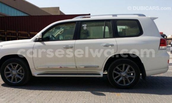 Acheter Import Voiture Toyota Land Cruiser Blanc à Import - Dubai, East Mahé Acheter Import Voiture Toyota Land Cruiser Blanc à Import - Dubai, East Mahé