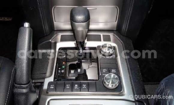 Acheter Import Voiture Toyota Land Cruiser Blanc à Import - Dubai, East Mahé Acheter Import Voiture Toyota Land Cruiser Blanc à Import - Dubai, East Mahé