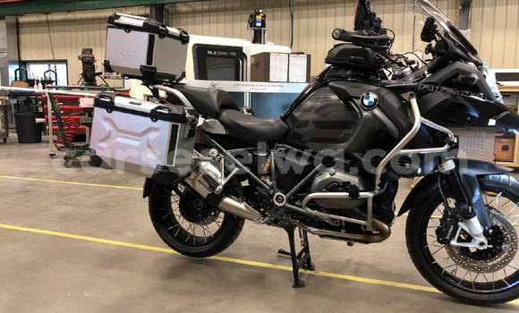 Acheter Occasion Moto BMW R1200GS Adventure Noir à bel Air, Grand Victoria Acheter Occasion Moto BMW R1200GS Adventure Noir à bel Air, Grand Victoria