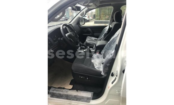 Buy Import Toyota Land Cruiser White Car in Import - Dubai in East Mahé Buy Import Toyota Land Cruiser White Car in Import - Dubai in East Mahé