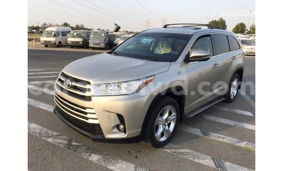 Acheter Import Voiture Toyota Highlander Beige à Import - Dubai, East Mahé Acheter Import Voiture Toyota Highlander Beige à Import - Dubai, East Mahé