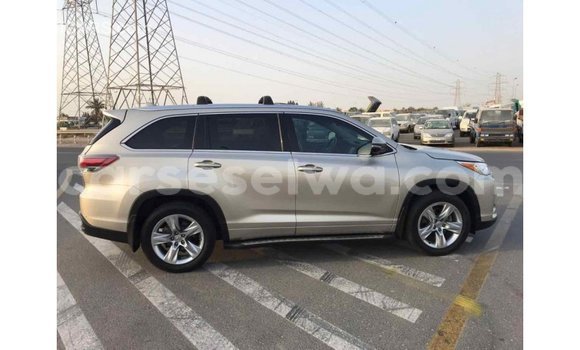 Acheter Import Voiture Toyota Highlander Beige à Import - Dubai, East Mahé Acheter Import Voiture Toyota Highlander Beige à Import - Dubai, East Mahé