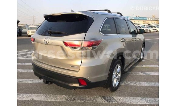 Acheter Import Voiture Toyota Highlander Beige à Import - Dubai, East Mahé Acheter Import Voiture Toyota Highlander Beige à Import - Dubai, East Mahé