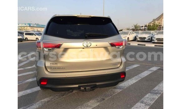 Acheter Import Voiture Toyota Highlander Beige à Import - Dubai, East Mahé Acheter Import Voiture Toyota Highlander Beige à Import - Dubai, East Mahé