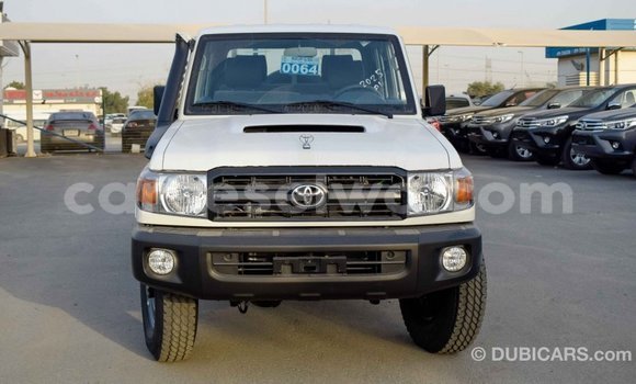 Acheter Import Voiture Toyota Land Cruiser Beige à Import - Dubai, East Mahé Acheter Import Voiture Toyota Land Cruiser Beige à Import - Dubai, East Mahé