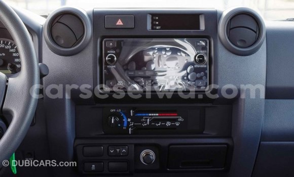 Acheter Import Voiture Toyota Land Cruiser Beige à Import - Dubai, East Mahé Acheter Import Voiture Toyota Land Cruiser Beige à Import - Dubai, East Mahé