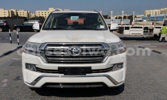 Acheter Import Voiture Toyota Land Cruiser Blanc à Import - Dubai, East Mahé Acheter Import Voiture Toyota Land Cruiser Blanc à Import - Dubai, East Mahé