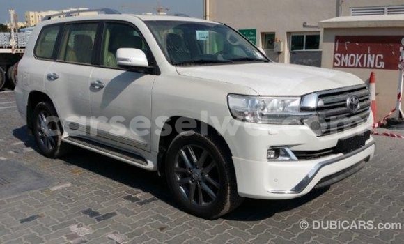Acheter Import Voiture Toyota Land Cruiser Blanc à Import - Dubai, East Mahé Acheter Import Voiture Toyota Land Cruiser Blanc à Import - Dubai, East Mahé