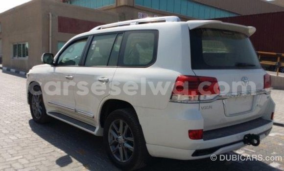 Acheter Import Voiture Toyota Land Cruiser Blanc à Import - Dubai, East Mahé Acheter Import Voiture Toyota Land Cruiser Blanc à Import - Dubai, East Mahé