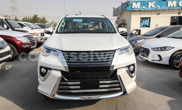 Acheter Import Voiture Toyota Fortuner Blanc à Import - Dubai, East Mahé Acheter Import Voiture Toyota Fortuner Blanc à Import - Dubai, East Mahé