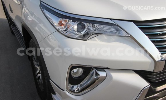 Acheter Import Voiture Toyota Fortuner Blanc à Import - Dubai, East Mahé Acheter Import Voiture Toyota Fortuner Blanc à Import - Dubai, East Mahé