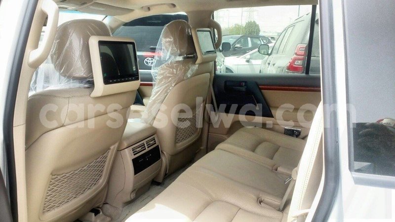 Big with watermark toyota land cruiser east mah%c3%a9 import dubai 4857
