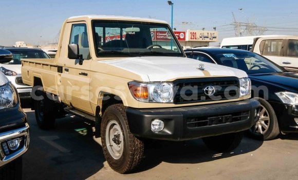 Acheter Import Voiture Toyota Land Cruiser Beige à Import - Dubai, East Mahé Acheter Import Voiture Toyota Land Cruiser Beige à Import - Dubai, East Mahé