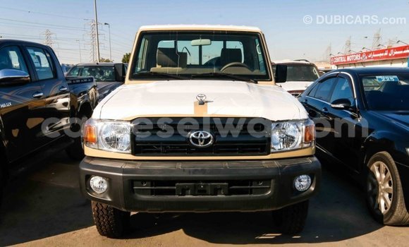 Acheter Import Voiture Toyota Land Cruiser Beige à Import - Dubai, East Mahé Acheter Import Voiture Toyota Land Cruiser Beige à Import - Dubai, East Mahé