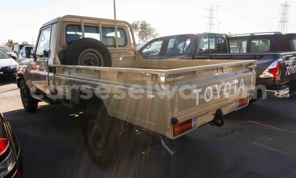 Acheter Import Voiture Toyota Land Cruiser Beige à Import - Dubai, East Mahé Acheter Import Voiture Toyota Land Cruiser Beige à Import - Dubai, East Mahé