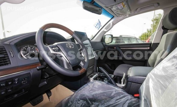 Acheter Import Voiture Toyota Land Cruiser Blanc à Import - Dubai, East Mahé Acheter Import Voiture Toyota Land Cruiser Blanc à Import - Dubai, East Mahé