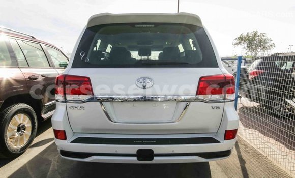 Acheter Import Voiture Toyota Land Cruiser Blanc à Import - Dubai, East Mahé Acheter Import Voiture Toyota Land Cruiser Blanc à Import - Dubai, East Mahé