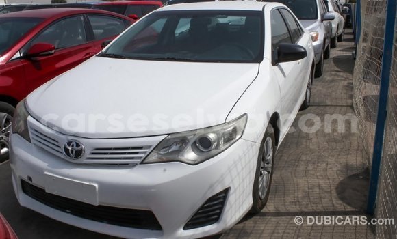 Acheter Import Voiture Toyota Camry Blanc à Import - Dubai, East Mahé Acheter Import Voiture Toyota Camry Blanc à Import - Dubai, East Mahé