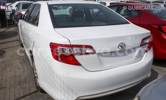 Acheter Import Voiture Toyota Camry Blanc à Import - Dubai, East Mahé Acheter Import Voiture Toyota Camry Blanc à Import - Dubai, East Mahé