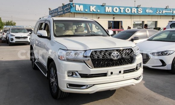 Acheter Import Voiture Toyota Land Cruiser Blanc à Import - Dubai, East Mahé Acheter Import Voiture Toyota Land Cruiser Blanc à Import - Dubai, East Mahé