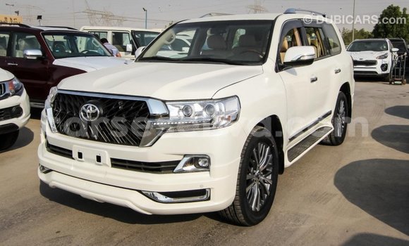 Acheter Import Voiture Toyota Land Cruiser Blanc à Import - Dubai, East Mahé Acheter Import Voiture Toyota Land Cruiser Blanc à Import - Dubai, East Mahé