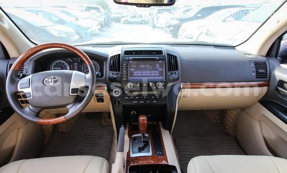 Acheter Import Voiture Toyota Land Cruiser Blanc à Import - Dubai, East Mahé Acheter Import Voiture Toyota Land Cruiser Blanc à Import - Dubai, East Mahé