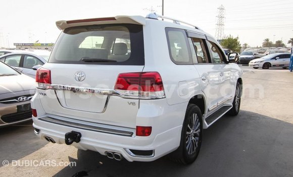 Acheter Import Voiture Toyota Land Cruiser Blanc à Import - Dubai, East Mahé Acheter Import Voiture Toyota Land Cruiser Blanc à Import - Dubai, East Mahé