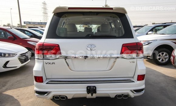 Acheter Import Voiture Toyota Land Cruiser Blanc à Import - Dubai, East Mahé Acheter Import Voiture Toyota Land Cruiser Blanc à Import - Dubai, East Mahé