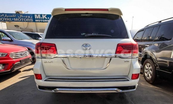 Acheter Import Voiture Toyota Land Cruiser Blanc à Import - Dubai, East Mahé Acheter Import Voiture Toyota Land Cruiser Blanc à Import - Dubai, East Mahé