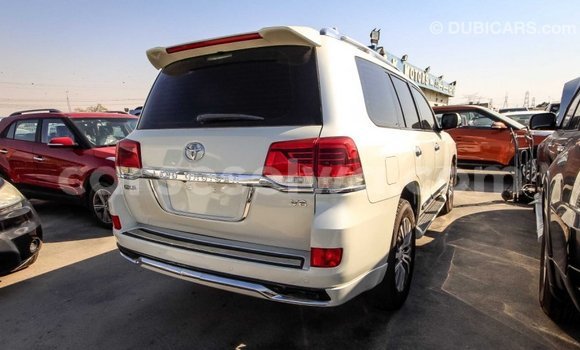 Acheter Import Voiture Toyota Land Cruiser Blanc à Import - Dubai, East Mahé Acheter Import Voiture Toyota Land Cruiser Blanc à Import - Dubai, East Mahé