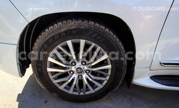 Acheter Import Voiture Toyota Land Cruiser Blanc à Import - Dubai, East Mahé Acheter Import Voiture Toyota Land Cruiser Blanc à Import - Dubai, East Mahé