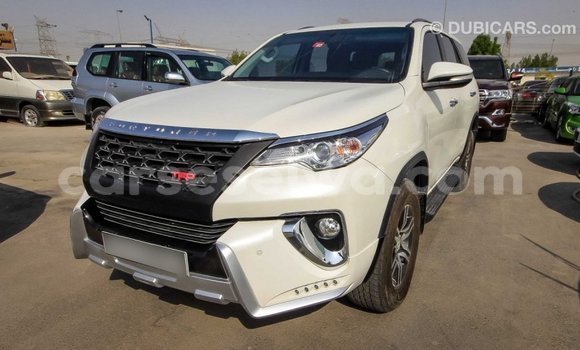 Acheter Import Voiture Toyota Fortuner Blanc à Import - Dubai, East Mahé Acheter Import Voiture Toyota Fortuner Blanc à Import - Dubai, East Mahé