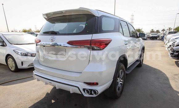 Acheter Import Voiture Toyota Fortuner Blanc à Import - Dubai, East Mahé Acheter Import Voiture Toyota Fortuner Blanc à Import - Dubai, East Mahé