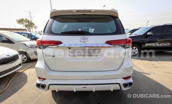 Acheter Import Voiture Toyota Fortuner Blanc à Import - Dubai, East Mahé Acheter Import Voiture Toyota Fortuner Blanc à Import - Dubai, East Mahé
