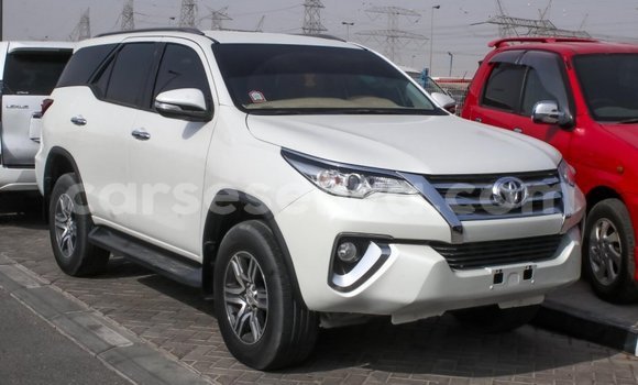 Acheter Import Voiture Toyota Fortuner Blanc à Import - Dubai, East Mahé Acheter Import Voiture Toyota Fortuner Blanc à Import - Dubai, East Mahé