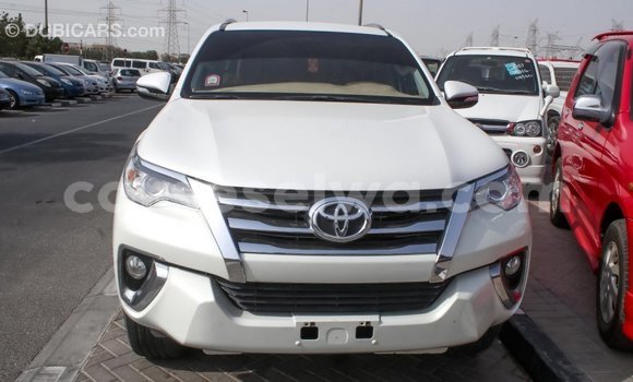 Acheter Import Voiture Toyota Fortuner Blanc à Import - Dubai, East Mahé Acheter Import Voiture Toyota Fortuner Blanc à Import - Dubai, East Mahé
