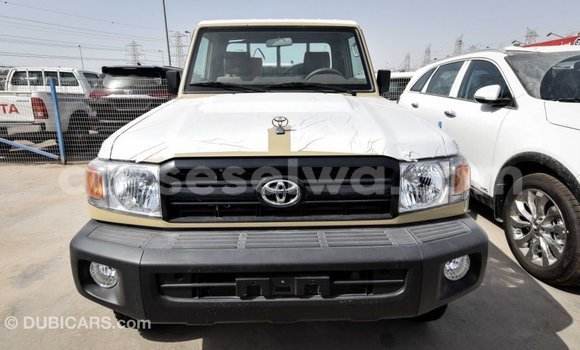 Acheter Import Voiture Toyota Land Cruiser Beige à Import - Dubai, East Mahé Acheter Import Voiture Toyota Land Cruiser Beige à Import - Dubai, East Mahé