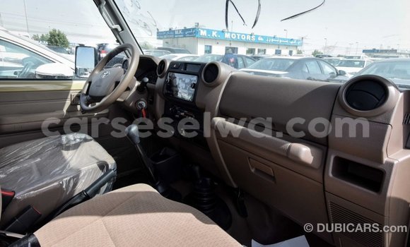 Acheter Import Voiture Toyota Land Cruiser Beige à Import - Dubai, East Mahé Acheter Import Voiture Toyota Land Cruiser Beige à Import - Dubai, East Mahé