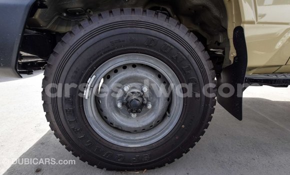 Acheter Import Voiture Toyota Land Cruiser Beige à Import - Dubai, East Mahé Acheter Import Voiture Toyota Land Cruiser Beige à Import - Dubai, East Mahé