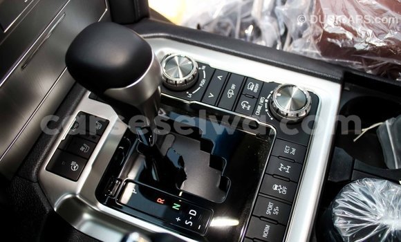 Acheter Import Voiture Toyota Land Cruiser Noir à Import - Dubai, East Mahé Acheter Import Voiture Toyota Land Cruiser Noir à Import - Dubai, East Mahé