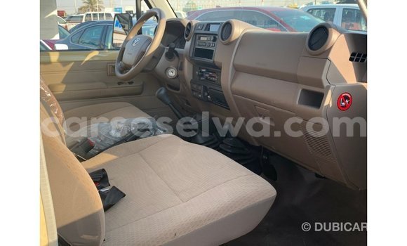 Acheter Import Voiture Toyota Land Cruiser Beige à Import - Dubai, East Mahé Acheter Import Voiture Toyota Land Cruiser Beige à Import - Dubai, East Mahé
