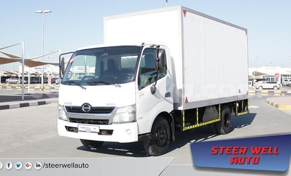 Acheter Import Utilitaire Hino 300 Series Blanc à Import - Dubai, East Mahé