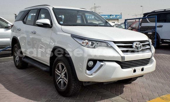 Acheter Import Voiture Toyota Fortuner Blanc à Import - Dubai, East Mahé Acheter Import Voiture Toyota Fortuner Blanc à Import - Dubai, East Mahé