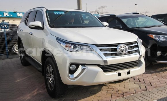 Acheter Import Voiture Toyota Fortuner Blanc à Import - Dubai, East Mahé Acheter Import Voiture Toyota Fortuner Blanc à Import - Dubai, East Mahé