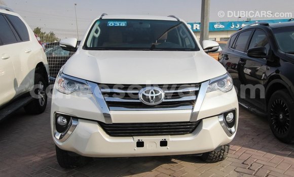 Acheter Import Voiture Toyota Fortuner Blanc à Import - Dubai, East Mahé Acheter Import Voiture Toyota Fortuner Blanc à Import - Dubai, East Mahé
