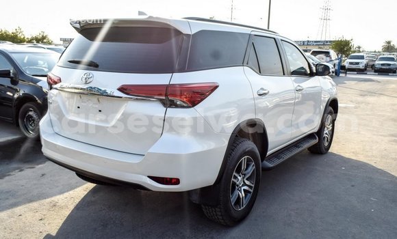 Acheter Import Voiture Toyota Fortuner Blanc à Import - Dubai, East Mahé Acheter Import Voiture Toyota Fortuner Blanc à Import - Dubai, East Mahé