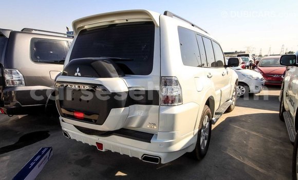 Acheter Import Voiture Mitsubishi Pajero Blanc à Import - Dubai, East Mahé Acheter Import Voiture Mitsubishi Pajero Blanc à Import - Dubai, East Mahé