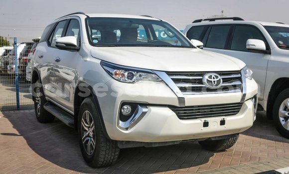 Acheter Import Voiture Toyota Fortuner Blanc à Import - Dubai, East Mahé Acheter Import Voiture Toyota Fortuner Blanc à Import - Dubai, East Mahé