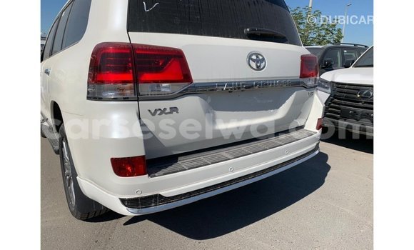 Acheter Import Voiture Toyota Land Cruiser Blanc à Import - Dubai, East Mahé Acheter Import Voiture Toyota Land Cruiser Blanc à Import - Dubai, East Mahé